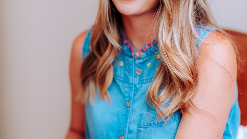 足球专家在分析比赛战术和数据统计